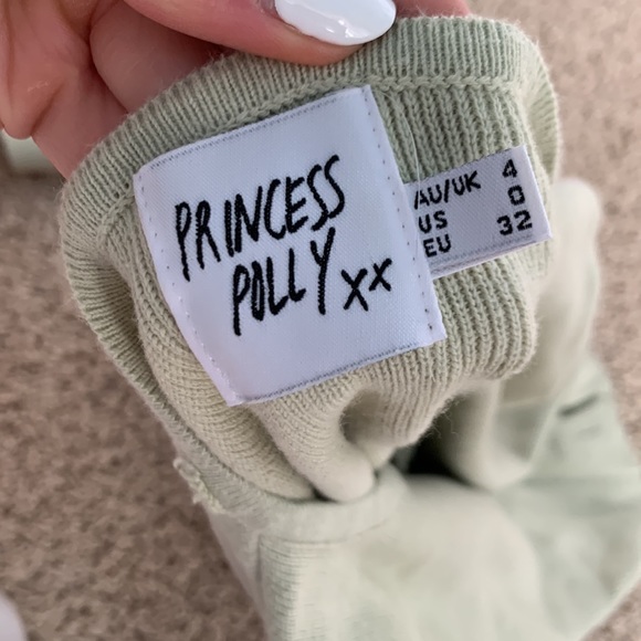 Princess polly sage colored crop top w buttons. - Picture 3 of 4